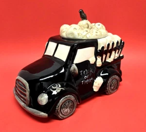 Pier 1 ~ Halloween ~ dolcetto o scherzetto ~ camion teschio cortile tomba con barattolo biscotti Raven - Foto 1 di 19