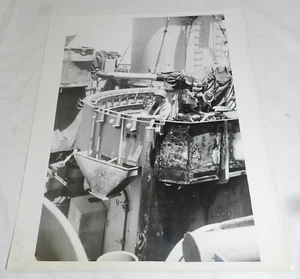 Vintage US Navy Pressefoto - Capt. Fatom steht im Wrack - Bild 1 von 3