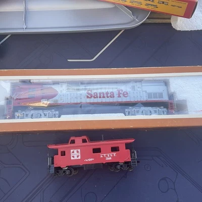 Tyco HO Alco Super 630 diesel, Santa Fe #1102, Run/pulls great. - Image 1 of 4