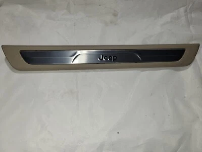 14-20 para Jeep Grand Cherokee PUERTA DERECHA ALFÉIZAR PLACA DE DESGASTE FABRICANTE ORIGINAL 1NC80HL1AB Foto 1 de 4