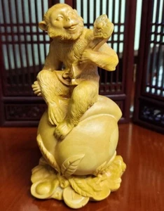 JM060 - 12 X 7 X 5.5 CM Tall Carved Boxwood Carving Figurine : Monkey and Peach - Picture 1 of 7