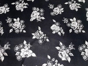 By 1/2 Yd Black & White Rose Daisy Clusters Floral Cotton Quilt Fabric BTHY MBT - Picture 1 of 6