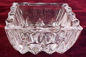 Vintage GEOMETRIC PATTERN SQUARE GLASS OPEN SALT DIP - Picture 1 of 1