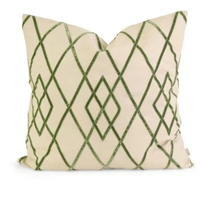 Almohada de plumón bordada con rejilla de diamante beige verde CC Home Furnishings 22" - Imagen 1 de 1