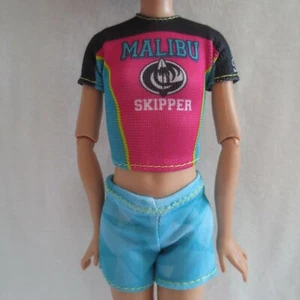 NEU! 2019 Barbie Sport Skipper Surfpuppe Nassanzug Badeanzug Schwimmtop Shorts - Bild 1 von 6