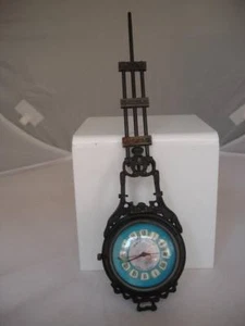 Reloj péndulo. Metal pavonado. Esfera color. Carga manual. 17 gemas. Años 70 - Imagen 1 de 7