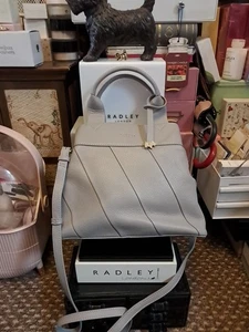 Bolso de mano Radley pequeño de cuero multivía. Gris. - Imagen 1 de 24