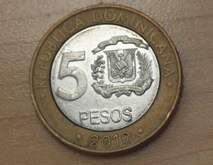 2010 Dominican Republic 5 Pesos Bimetallic - Picture 1 of 2