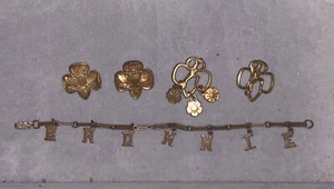 Lote de 5 PENDEDORES DE MEMBRESÍA BROWNIE GIRL SCOUT VINTAGE Charm Bracelet TRES PÉTALOS - Imagen 1 de 8