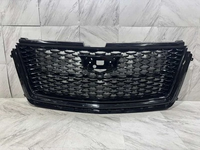 Montaje de rejilla deportiva Cadillac Escalade 2025 fabricante de equipos originales desde la parrilla central con orificio para cámara Foto 1 de 4