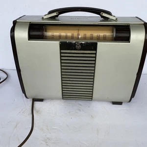 Radio d'epoca RCA modello Victor 8BX6 1940-1950 FUNZIONANTE - Foto 1 di 13