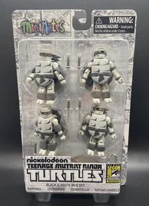 JUEGO DE CAJA MINIMATES TEENAGE MUTANT NINJA TORTUGAS MIRAGE BLANCO Y NEGRO SDCC 2015 - Imagen 1 de 5