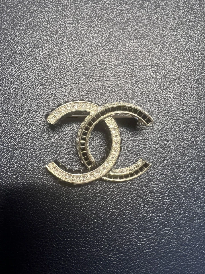 Broche Chanel 17P plata cristal negro Foto 1 de 3