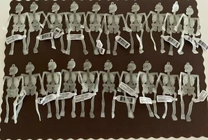 Menge 20 Halloween Leuchten im Dunkeln Flexible Skelette 4" Hängedeko PartyGunst - Bild 1 von 3