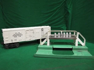 Lionel Postwar 3472 Operating Milk Car/PLATFORM and magnetic cans - Picture 1 of 16