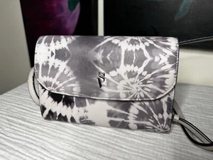 Simply Vera Vera Wang kleine Umhängetasche grau Website weiß Batikmuster - Bild 1 von 7