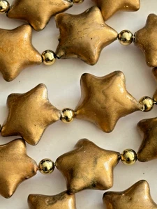 Guirnalda de árbol de Navidad de 40 pies (5 hebras) de plástico dorado GRANDES ESTRELLAS HINCHADAS Y CUENTAS - Imagen 1 de 6