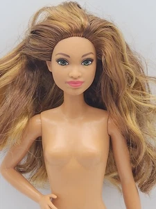 Barbie Morena Gatito Condominio, HHB70 R261, Piernas Articuladas Desnuda - Imagen 1 de 5