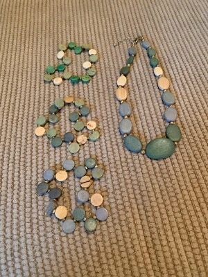 "Collar con madera verde y beige 8"" con 3 pulseras elásticas a juego" Foto 1 de 4