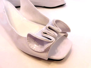 TACONES DE CUÑA CLASSICLASSIQUE SEÑORA BLANCOS PATENTADOS PUNTA ABIERTA TALLA 9.5 M - Imagen 1 de 6