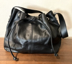 United Colors of Benetton schwarze Leder Handtasche Kordelzugverschluss - Bild 1 von 14