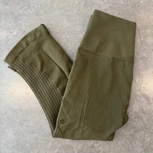 Lululemon Olive Army Green In the Flow Crop Size 2 Yoga Workout Athleisure Pant - Bild 1 von 4
