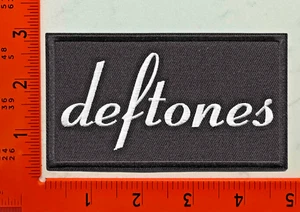 Toppa in ferro ricamata Deftones bianco e nero - logo rock band per giacche - Foto 1 di 1