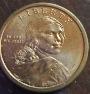Sacagawea Dollar ohne Datum auf der Rückseite anders geprägt.  Umlauf guter Zustand - Bild 1 von 2