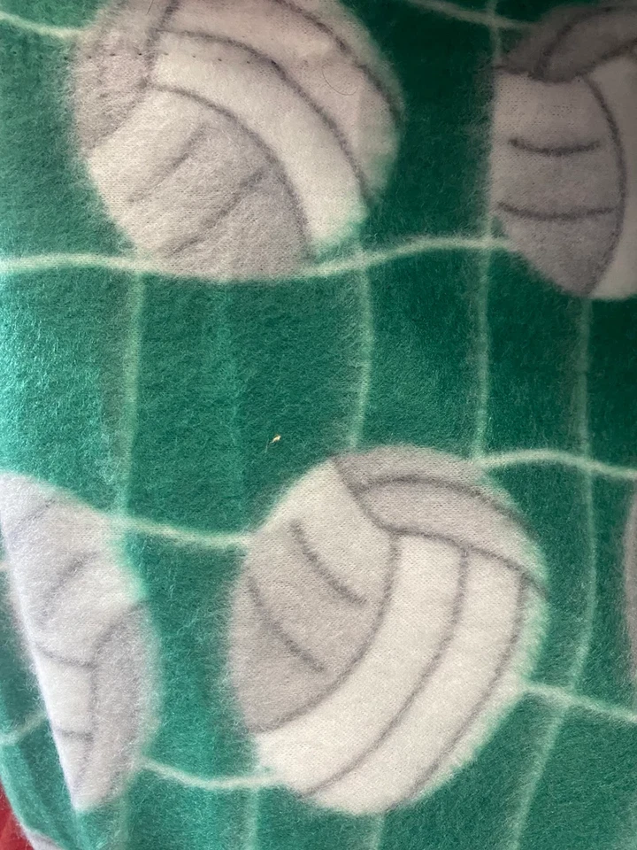 Зеленое волейбольное флисовое постельное белье шириной 60 дюймов в ярдах - Изображение 1 из 1