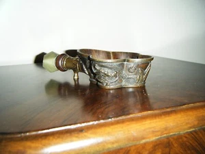 ALTE CHINESISCHE BRONZEPFANNE MIT GRÜNEM STEIN AM GRIFF - Bild 1 von 24