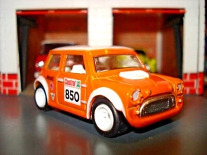 MORRIS MINI COOPER 1/64 LIMITE EDITION MB CASTROL OIL GRAPHICS AND REAL RIDERS - Picture 1 of 4