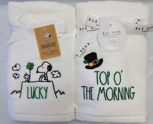 Paquete de 2 toallas de mano Rae Dunn para el día de San Patricio Snoopy Lucky y Top O The Morning - Imagen 1 de 10