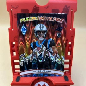 2023 Panini Phoenix - Playing with Fire Bryce Young #PWF-1 Silver Seismic (RC) - Bild 1 von 6