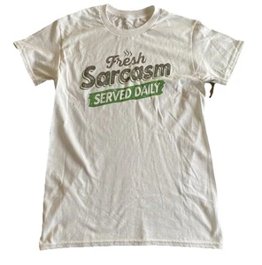 Camiseta blanca de manga corta Fresh Sarcasm Served Daily para hombre ¡Nueva! - Imagen 1 de 4