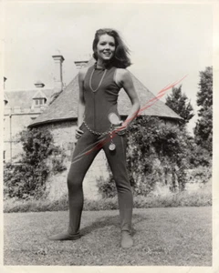 Foto semibrillante (brillo) de Diana Rigg 8""x10"" en blanco y negro - Avengers 1966 - Imagen 1 de 1
