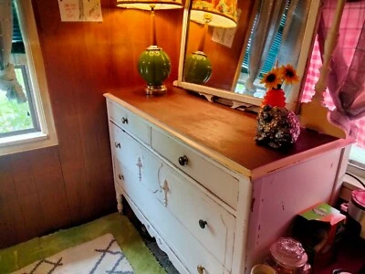 antique dresser on double wooden.castors . Big drawers. Very sturdy and would go Foto 1 de 4
