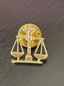 Vintage Collectible Scales of Justice Gold Tone Metal Pinback Lapel Pin Hat Pin - Picture 1 of 2