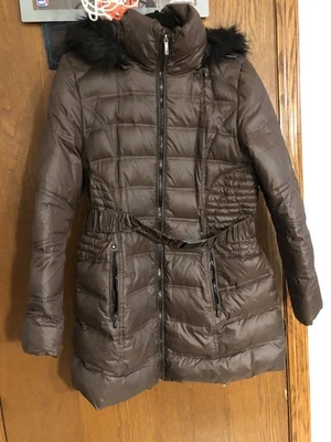 Chaqueta acolchada de plumón Laundry Shelli Segal negra azabache ajustada con cinturón talla L Foto 1 de 4