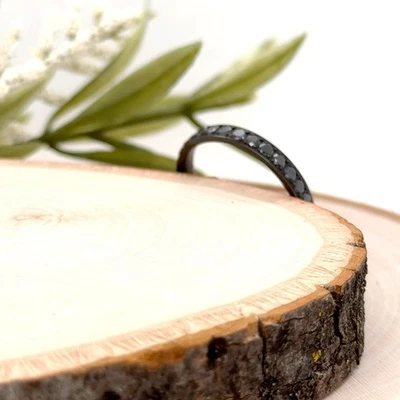 Anillo de 3 mm negro de titanio para regalos de Navidad para mujer con incrustación de circonita cúbica banda hipoalergénica Foto 1 de 4