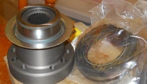 NOS 2006-07 Cadillac STS 2005-07 Cadillac SRX Front Pinion Flange and Seal Kit - Picture 1 of 1