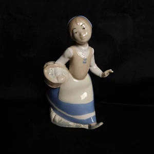 Statuetta Rex Valencia Ragazza in Porcellana con Cesto - Foto 1 di 7