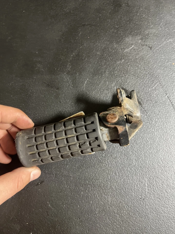 estriba delantera izquierda Honda 1984 1985 VF700 S VF Sabre 700 estribo conductor Foto 1 de 3