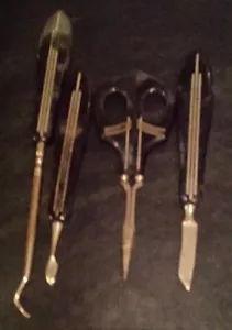 JUEGO DE TOCADOR DECO DE COLECCIÓN 4 PIEZAS; CORTADOR DE ZAPATOS, 2 HERRAMIENTAS DE UÑAS Y TIJERAS BAQUELITA - Imagen 1 de 1