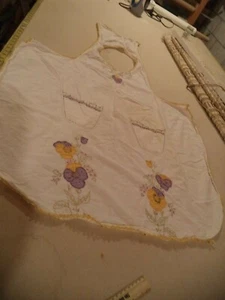Vintage Stickerei Arbeit cremeweiß Schürze mit gelben & lila Blumen & Zackenlitze - Bild 1 von 12