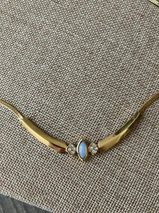 Vintage Avon Opalesque Splendor Gold Tone Faux Opal Necklace - Picture 1 of 4