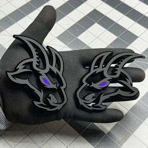 Angry Goat PÚRPURA Ojo en Negro Para RAM Coche Camión Emblema Insignia Personalizada, Paquete de 2 - Imagen 1 de 1