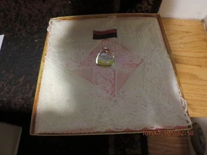 4 VINTAGE  BOXED WHITE HANKIES WITH LACE EDGE----NEVER USED--#Y9-6 - Picture 1 of 24