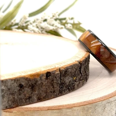 Anillo de mujer de tungsteno negro de 8 mm para regalos de Navidad con incrustaciones de madera naranja banda duradera Foto 1 de 4