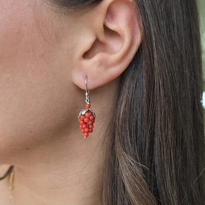 Orecchini Grappolo D’uva Con Pallini In Corallo E Montatura In Argento 925 - Immagine 1 di 4