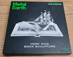 FASZINATIONEN - METALL ERDE MOBY DICK BUCH SKULPTUR - Bild 1 von 4